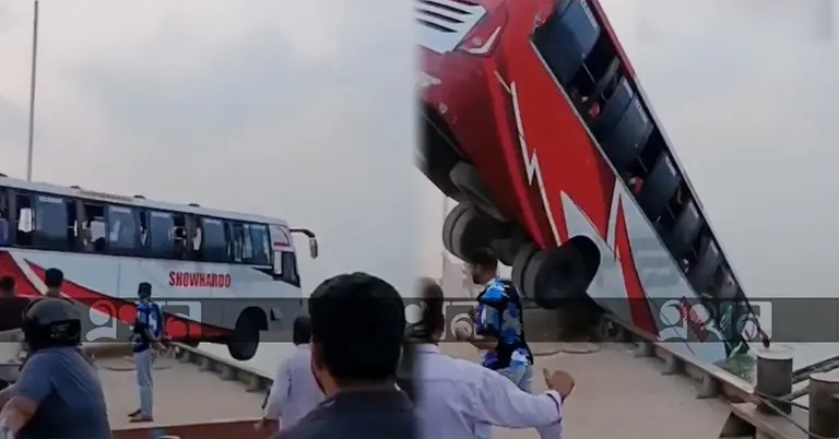 নদীতে বাস পড়ার দৃশ্য